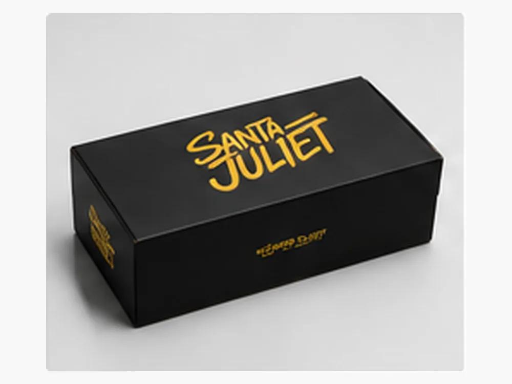 Caixa preta da Santa Juliet com o lettering dourado